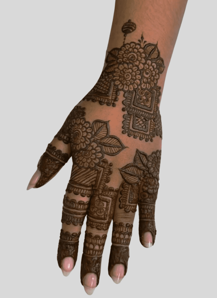 Shapely Trendy Henna Design