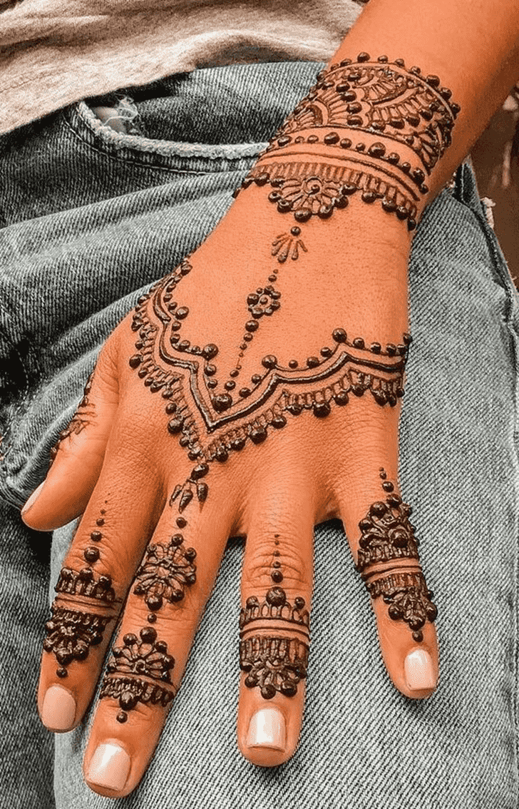 Shapely Al Ain Henna Design