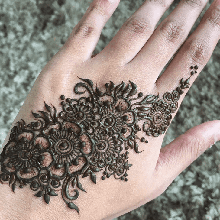 Elegant Alluring Henna Design