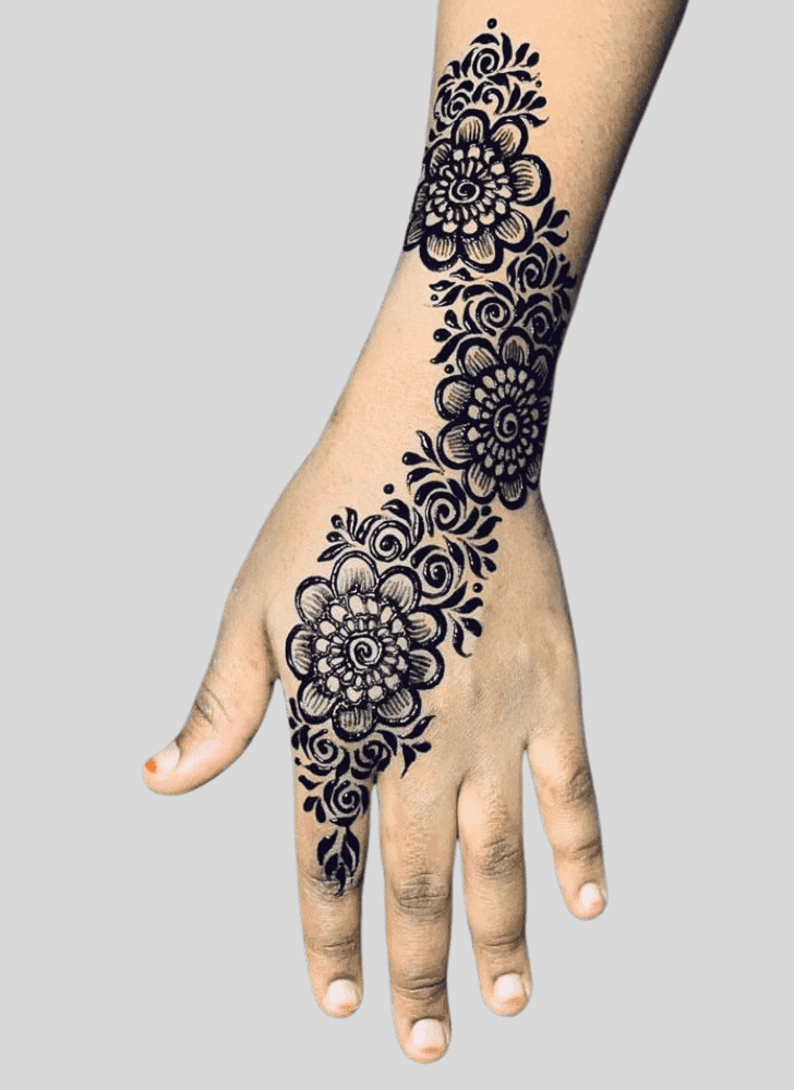 Inviting Artistic Henna Design