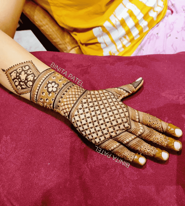 Shapely Austria Henna Design