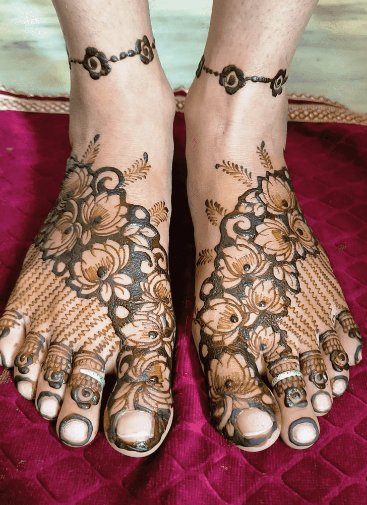 Comely Awesome Henna Design