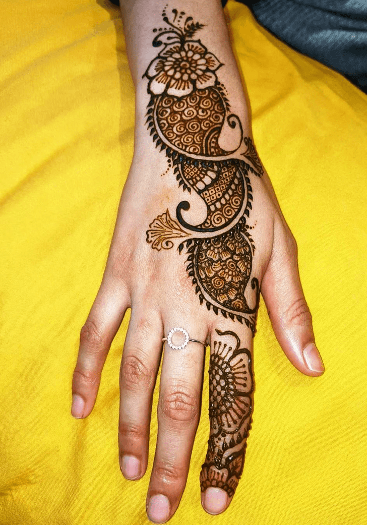 Comely Bahawalpur Henna Design