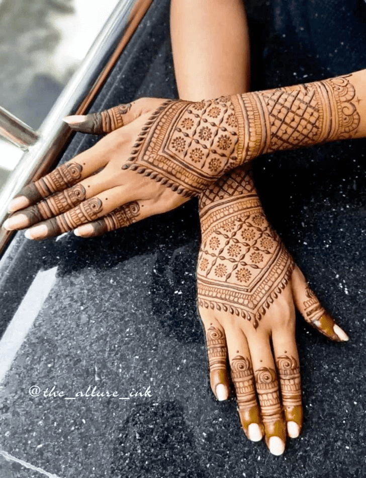 Shapely Bahawalpur Henna Design