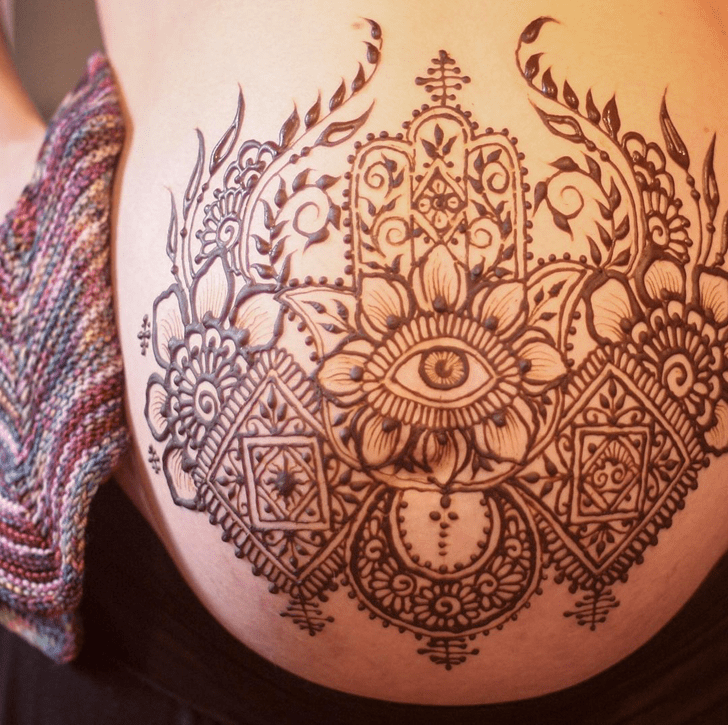 Delicate Belly Button Mehndi Design