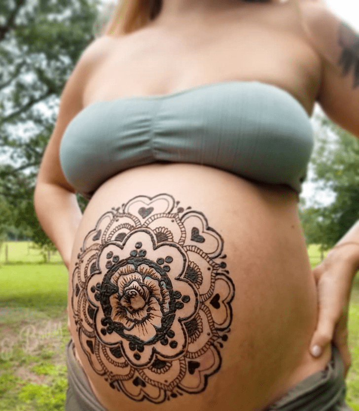 Magnificent Belly Button Henna Design