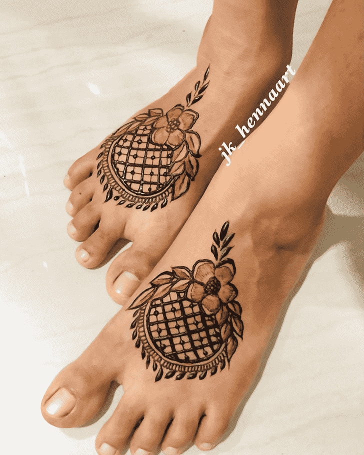 Shapely Bhuj Henna Design