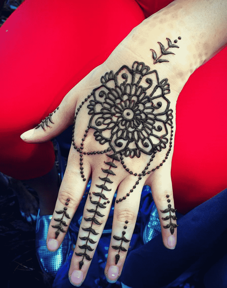 Enticing Chain Henna Design