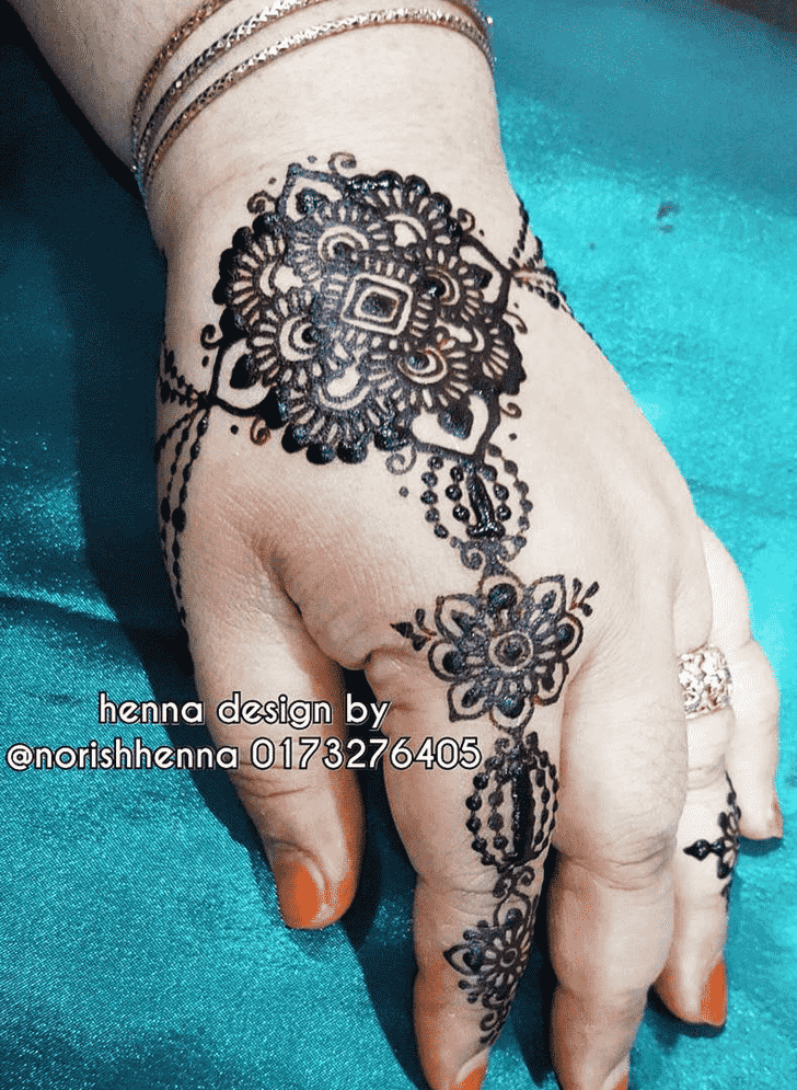 Lovely Chain Mehndi Design