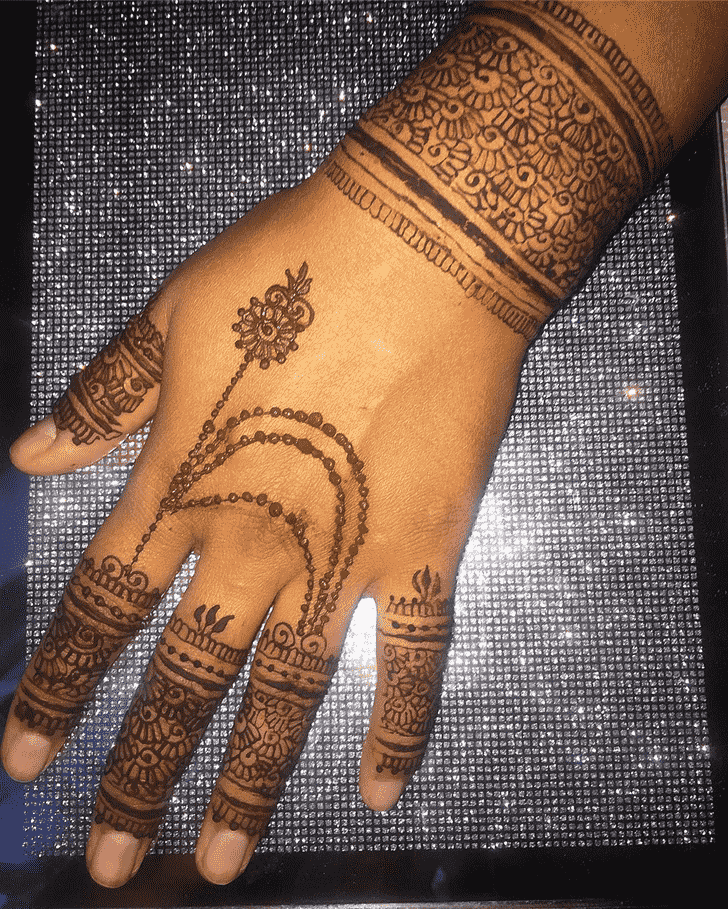 Pretty Chain Henna Design