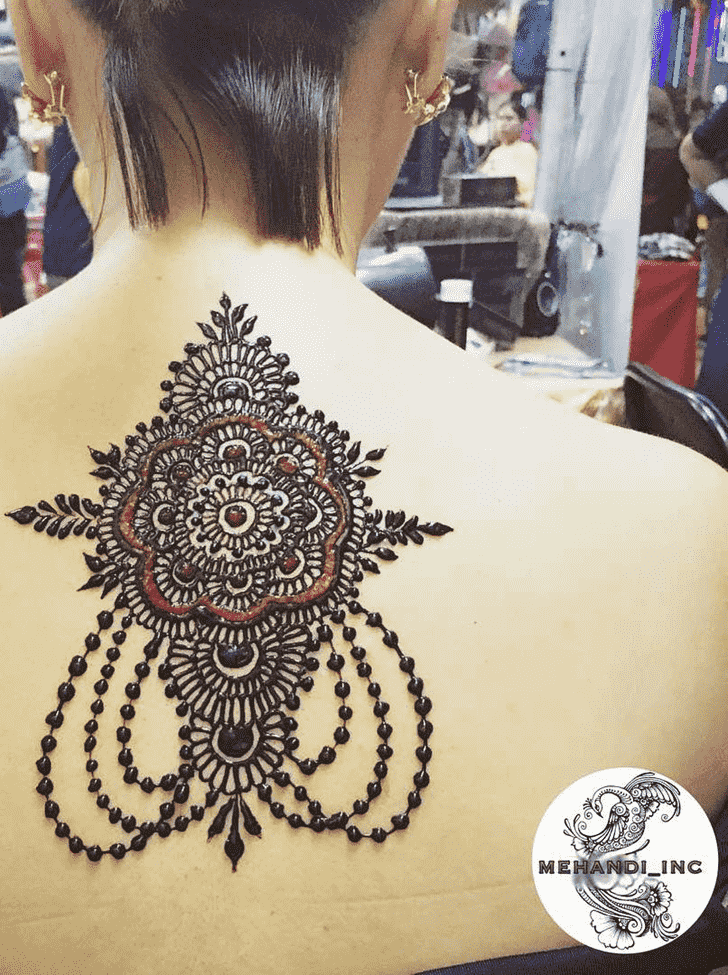 Refined Chain Henna Design