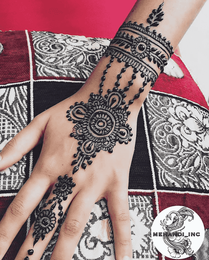 Resplendent Chain Henna Design