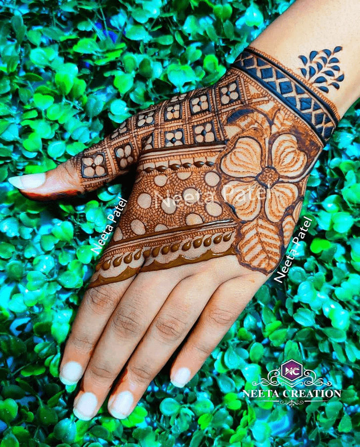 Graceful Chittagong Henna Design