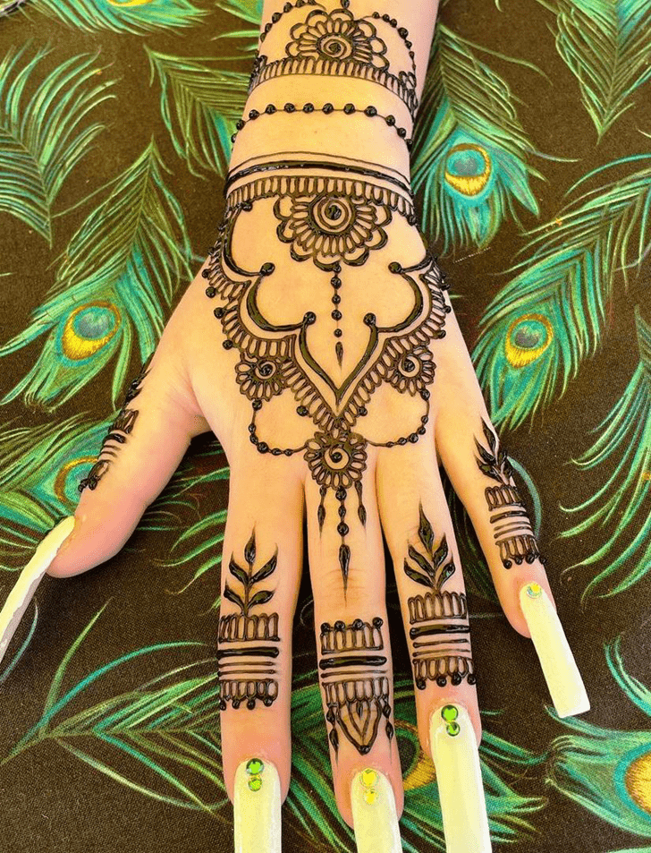 Shapely Chittagong Henna Design