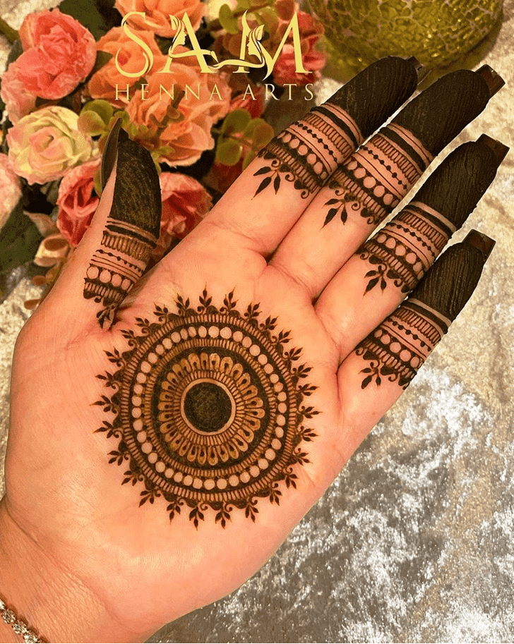 Admirable Circle Mehndi Design