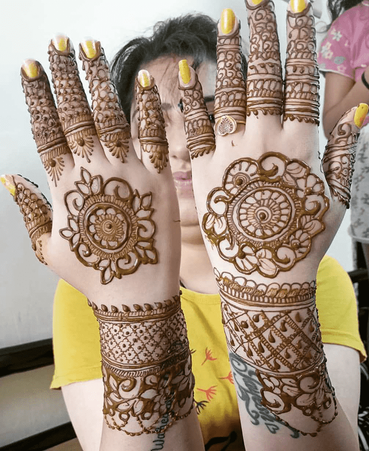 Delicate Circle Henna Design