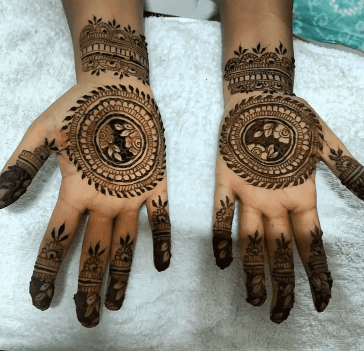 Exquisite Circle Henna Design