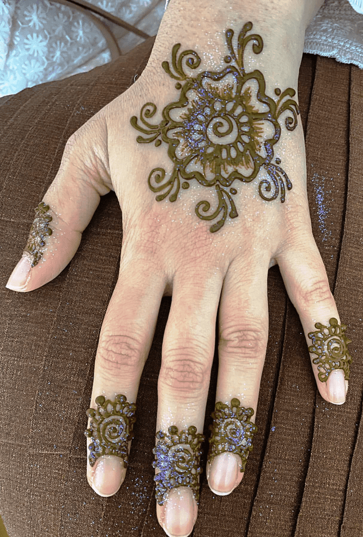 Inviting Circle Henna Design