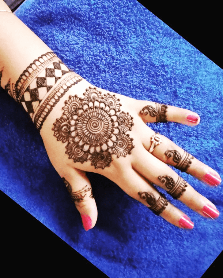 Mesmeric Circle Henna Design