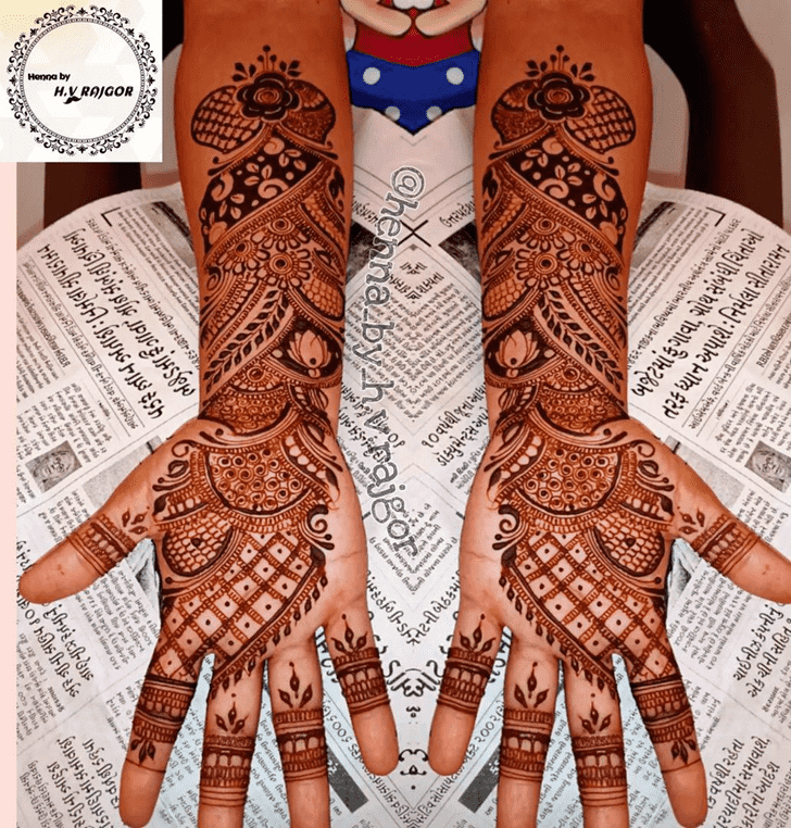 Exquisite Creative Henna Design