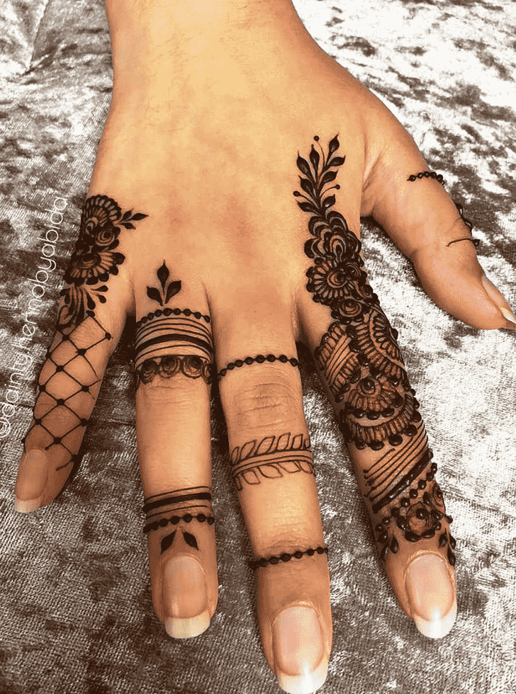 Gorgeous Dainty Henna Design