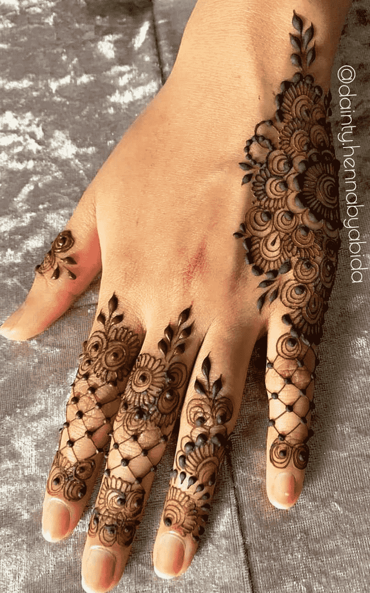 Grand Dainty Henna Design