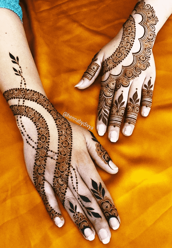 Marvelous Dainty Henna Design