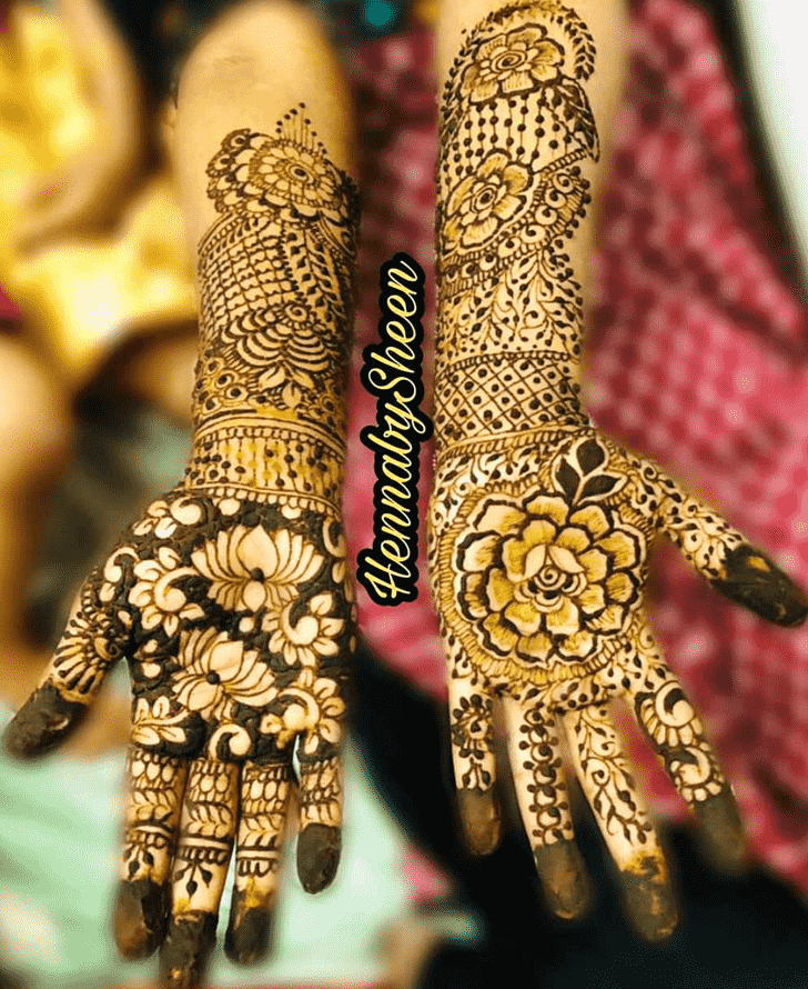 Resplendent Dainty Henna Design