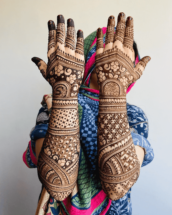 Comely Dubai Henna Design