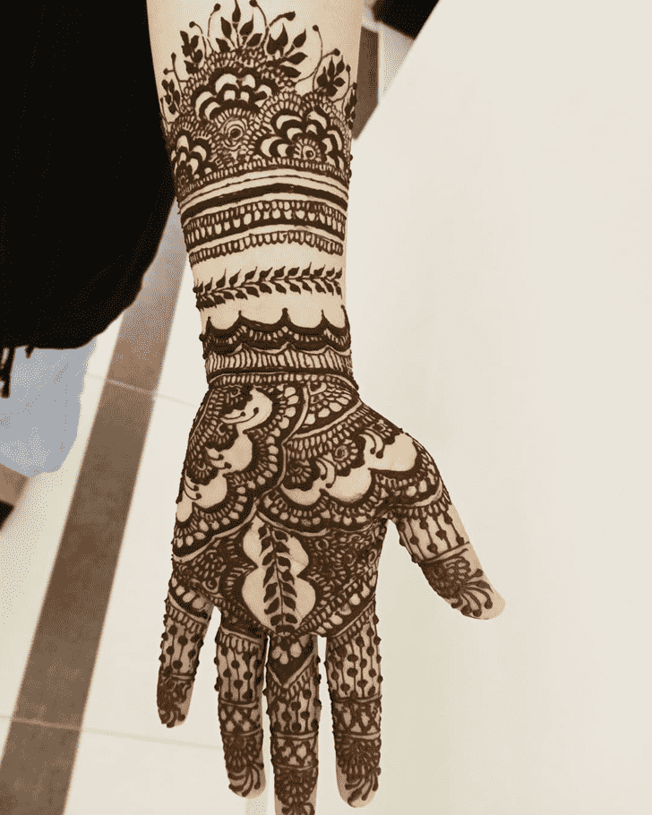 Shapely Dubai Henna Design