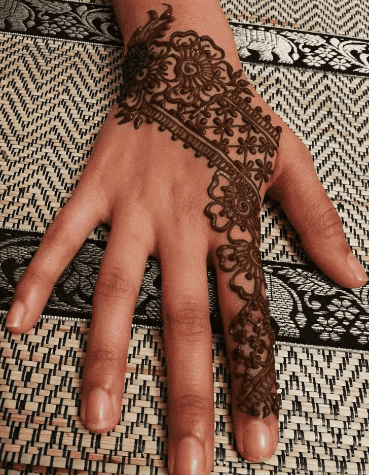 Exquisite Easter Henna Design