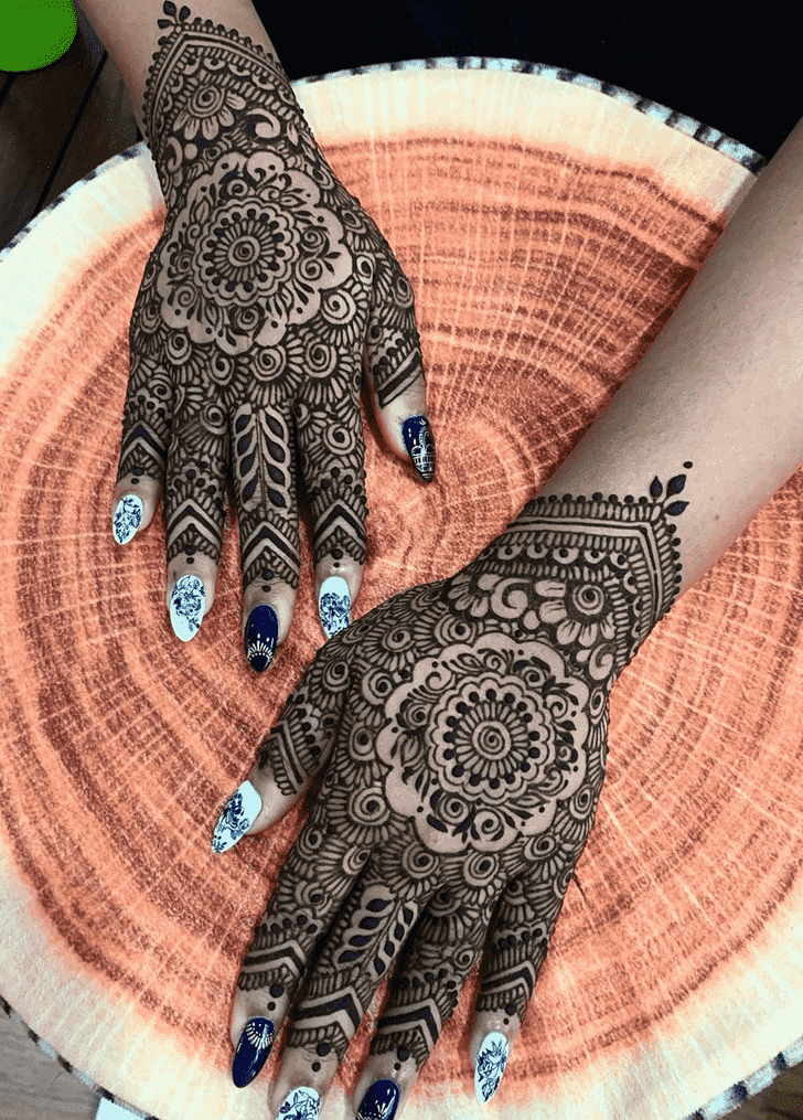 Mesmeric Egyptian Henna Design