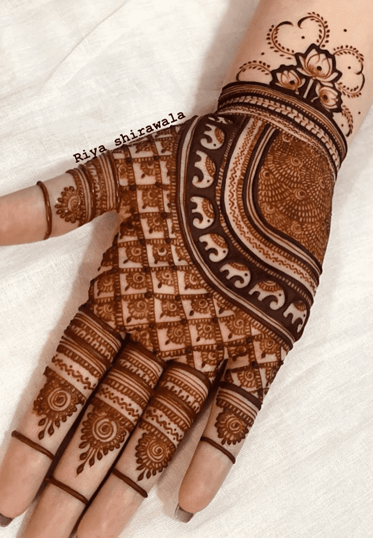 Fetching Elegant Henna Design