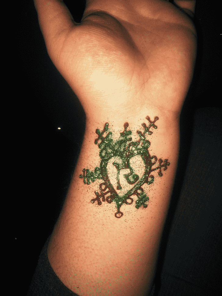 Delicate Glitter Henna Design