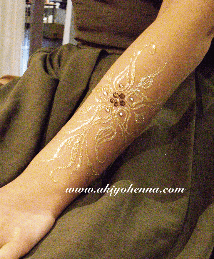 Resplendent Glitter Henna Design