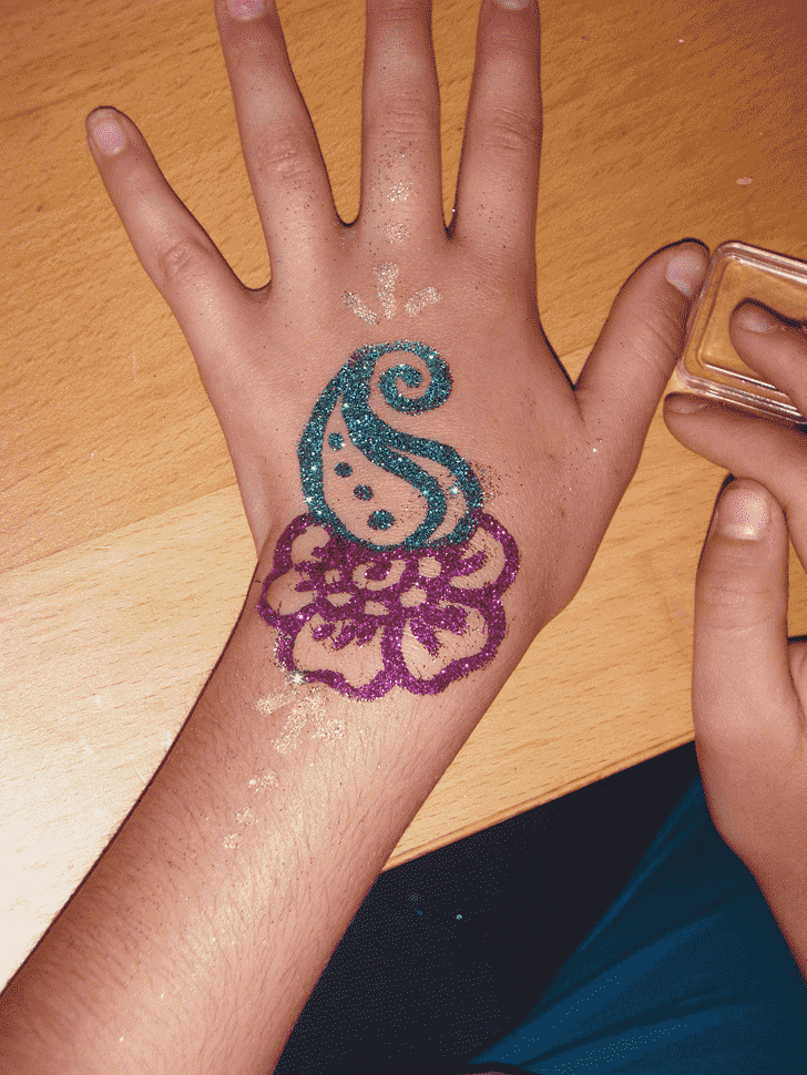 Splendid Glitter Henna Design