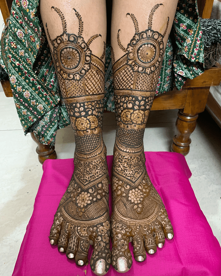 Enthralling Graceful Henna Design