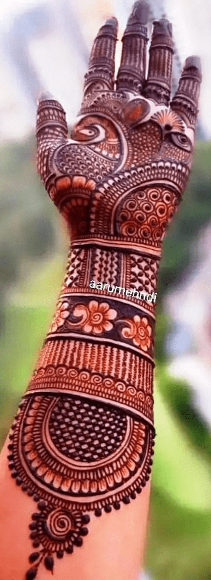 Pretty Graceful Henna Design