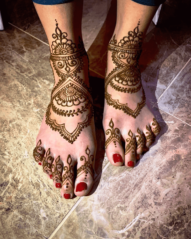 Inviting Hollywood Henna Design