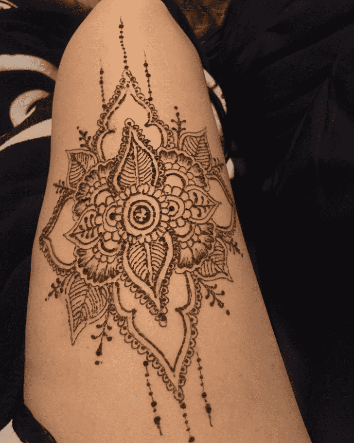 Shapely Hot Henna Design