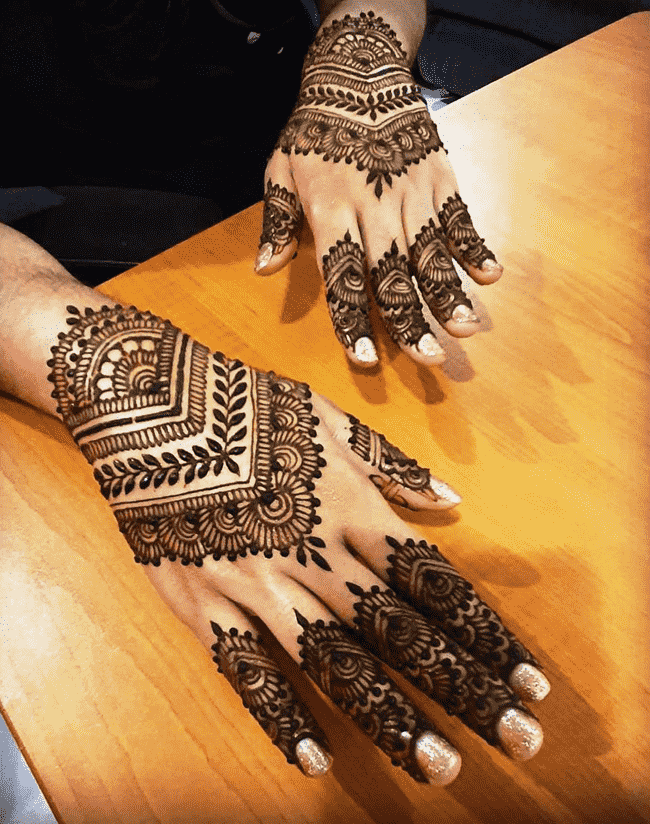 Shapely Khulna Henna Design