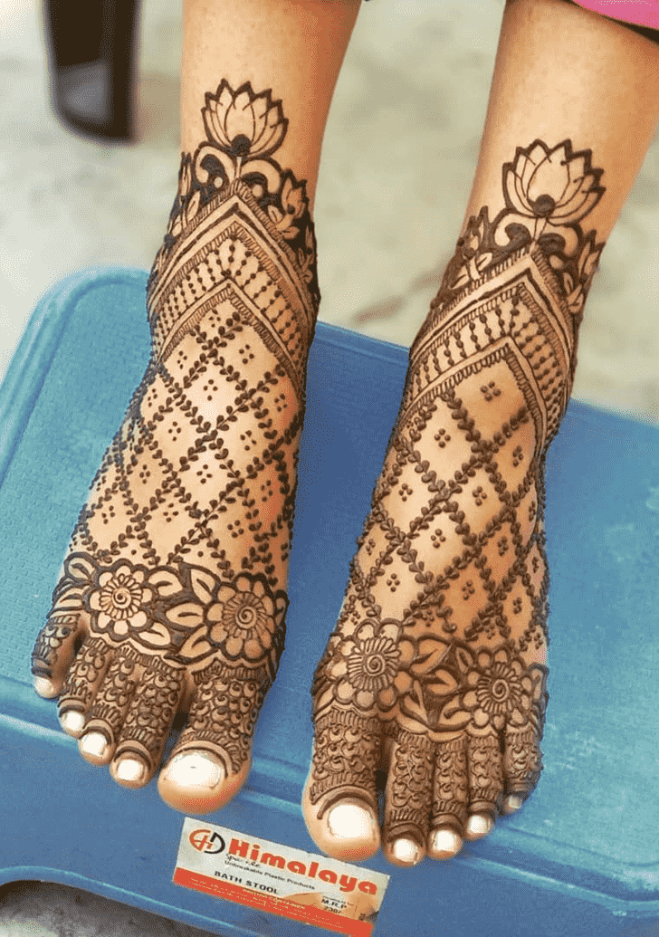 Shapely Kumbh Sankranti Henna Design