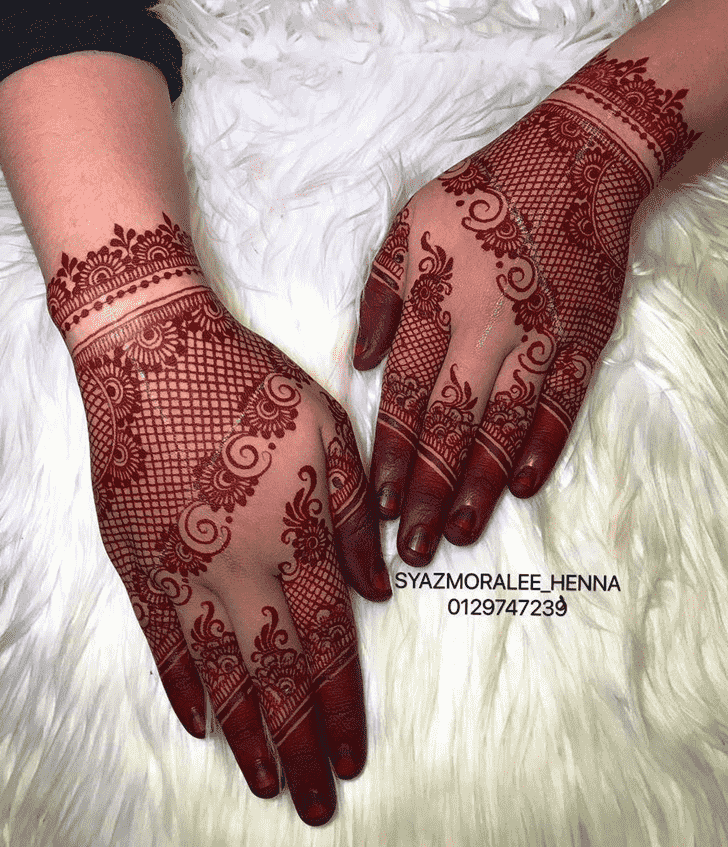 Shapely Larkana Henna Design