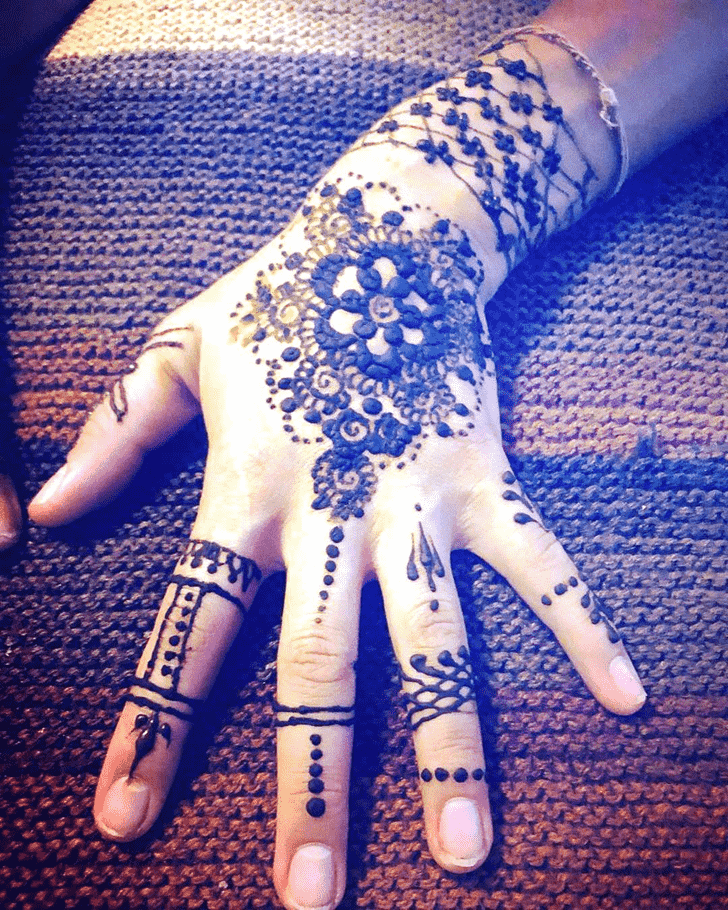 Admirable Left Hand Mehndi design