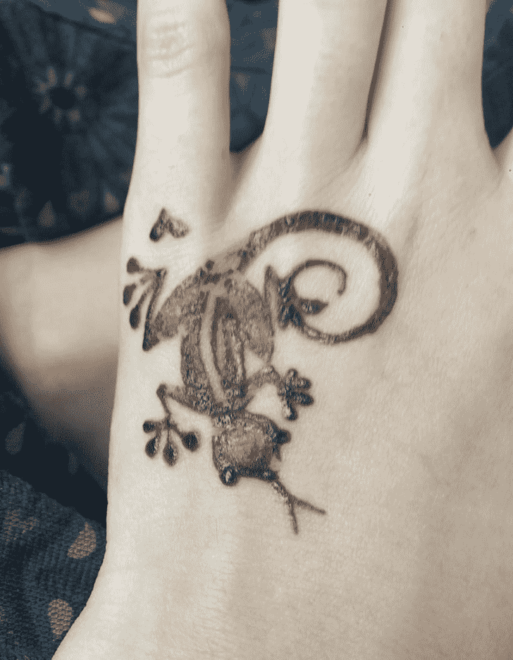 Appealing Lizard Henna design