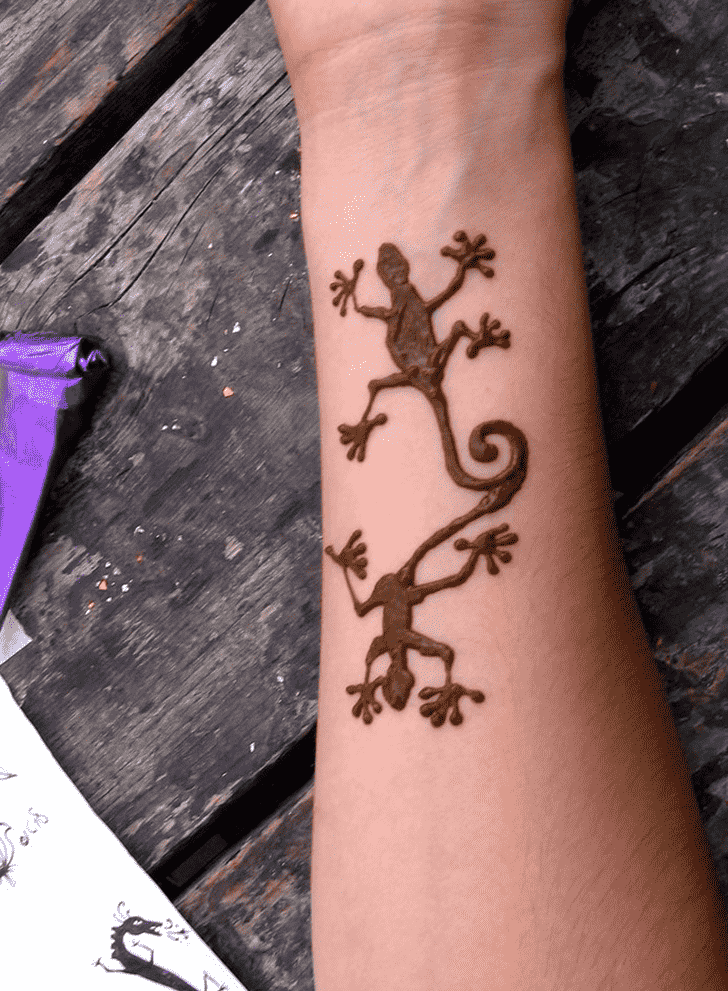 Fetching Lizard Henna design