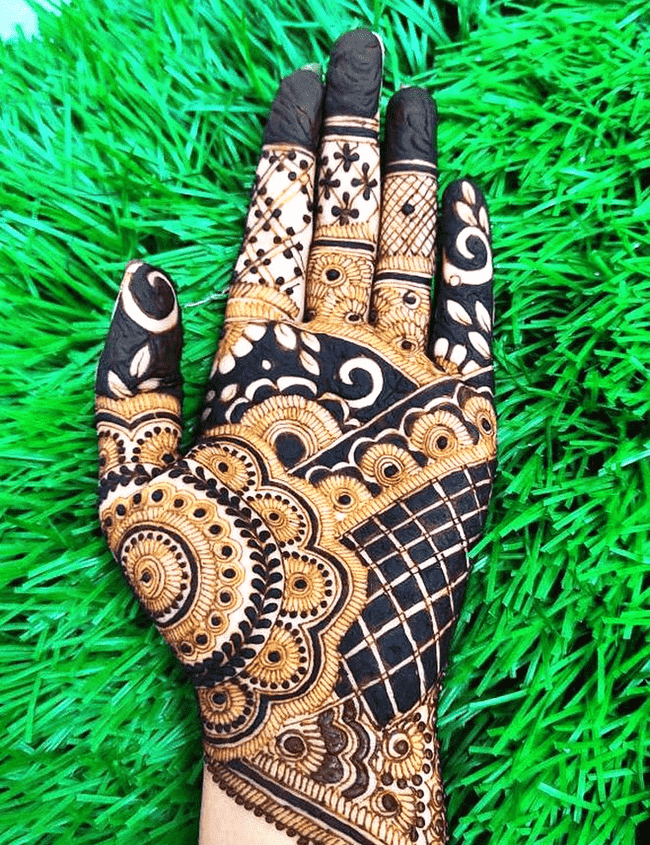 Mesmeric McLeod Ganj Henna Design