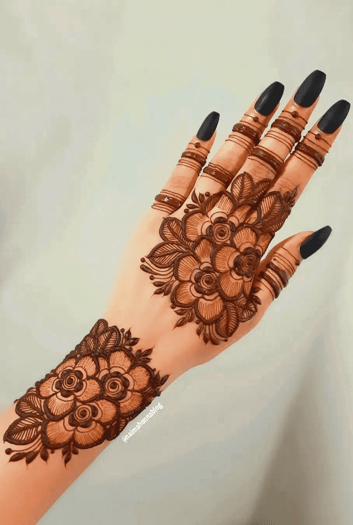 Adorable Minimal Henna Design