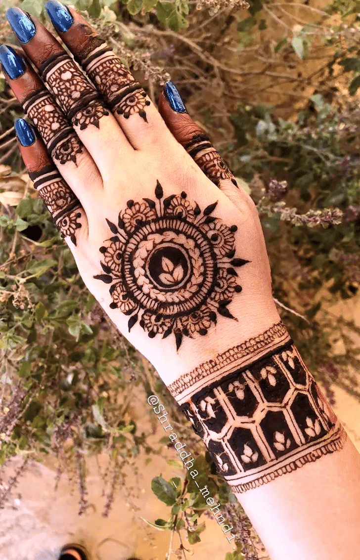 Classy Minimal Henna Design