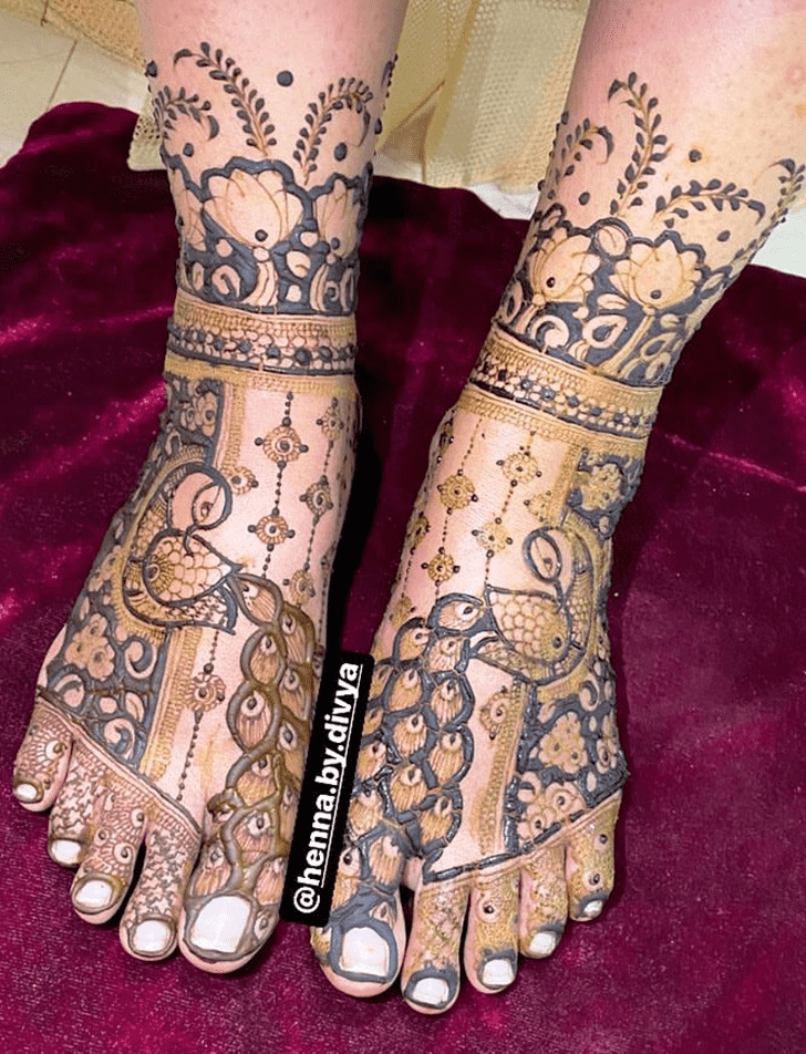 Refined Mor Mehndi Design